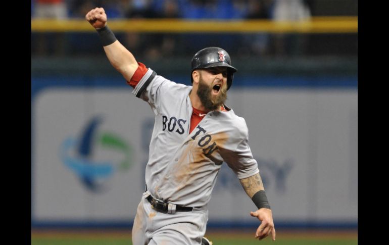 Mike Napoli, de Medias Rojas, expresa su emoción por el triunfo de su equipo. AFP /