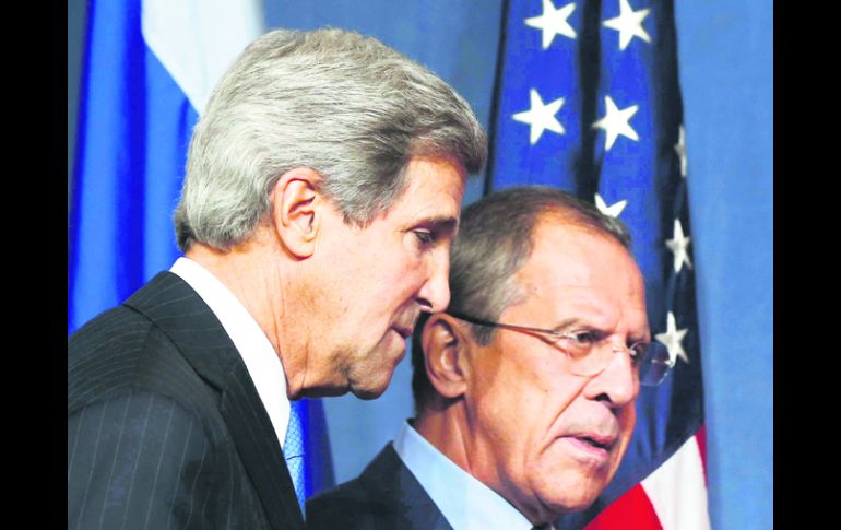 Encuentro.John Kerry (i) conversa con el ministro de Asuntos Exteriores de Rusia, Sergéi Lavrov, previo a su reunión en Ginebra. AP /