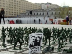 Estudiantes universitarios de arte recrearon un ataque al Palacio de La Moneda con soldados de juguete. EFE /