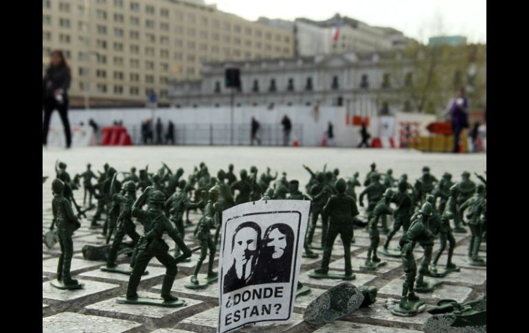 Estudiantes universitarios de arte recrearon un ataque al Palacio de La Moneda con soldados de juguete. EFE /