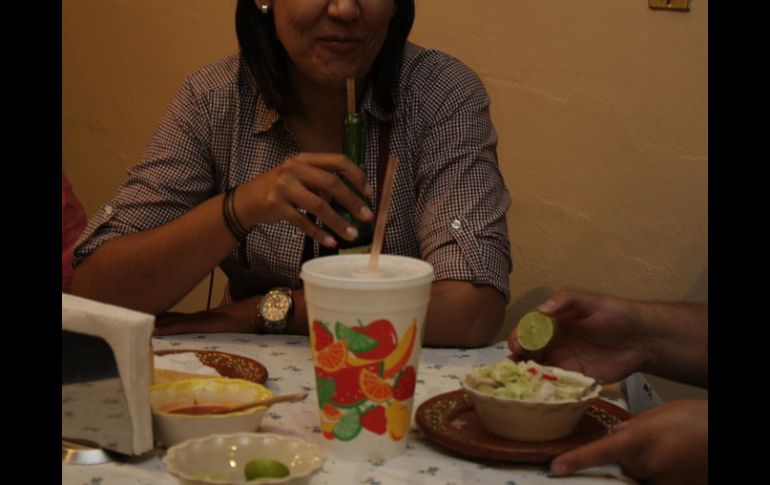 Ingerir bebidas alcohólicas o comer en exceso antes de manejar puede ser riesgoso, debido a las reacciones físicas que esto produce. ARCHIVO /