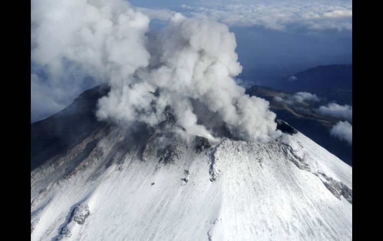 El Cenapred reportó la caída de ceniza del volcán Popocatépetl a las 08:35 horas de hoy. ARCHIVO /