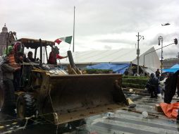 Miembros de la CNTE ''tomaron'' un trascabo para crear una barricada. SUN /