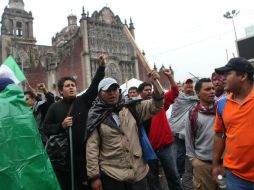 Los profesores están armándose de palos y tubos para poder defenderse en caso de que se lleve a cabo un desalojo con violencia. EFE /