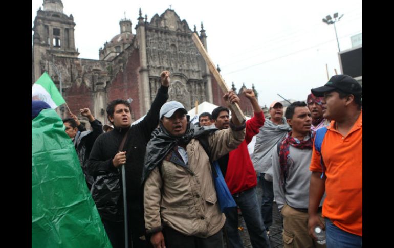 Los profesores están armándose de palos y tubos para poder defenderse en caso de que se lleve a cabo un desalojo con violencia. EFE /