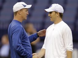 Los hermanos Manning, Eli (D) y Peyton (I) se verán las caras este domingo, en el duelo Gigantes frente a Broncos. ARCHIVO /