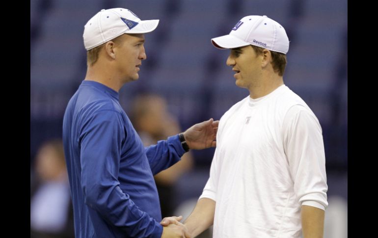 Los hermanos Manning, Eli (D) y Peyton (I) se verán las caras este domingo, en el duelo Gigantes frente a Broncos. ARCHIVO /