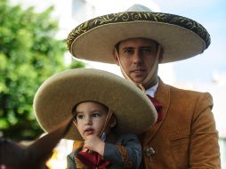 Las generaciones se aferran a la tradición. El desfile del Día del Charro se afianza en el gusto de los tapatíos.  /