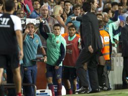 Jonathan (casaca) celebró de más la anotación del triunfo del Barcelona e insultó a jugadores del Sevilla. EFE /