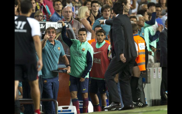 Jonathan (casaca) celebró de más la anotación del triunfo del Barcelona e insultó a jugadores del Sevilla. EFE /