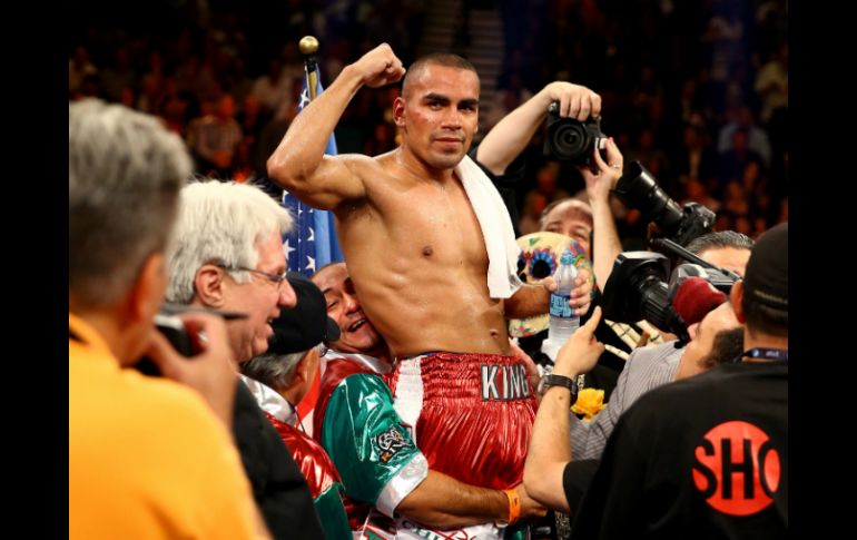 Carlos Molina es el nuevo campeón superwelter de la FIB al derrotar a Ishe Smith. AFP /