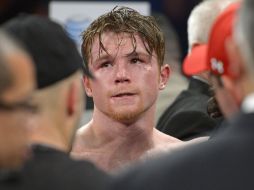 Luego del resultado de la pelea, el rostro del 'Canelo' mostró la decepción por la derrota. AP /