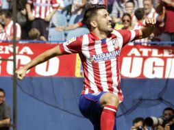 El delantero David Villa celebra el gol marcado al Almería. EFE /