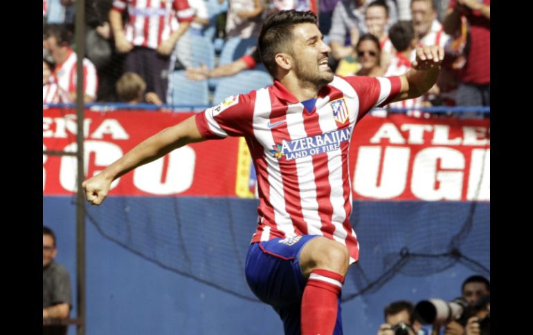 El delantero David Villa celebra el gol marcado al Almería. EFE /