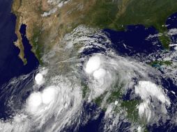 Imagen de los dos fenómenos metereológicos en el territorio nacional. AP /