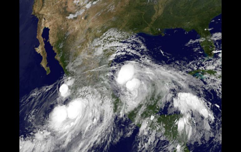 Imagen de los dos fenómenos metereológicos en el territorio nacional. AP /