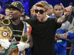 Justin Bieber (d) abraza a Mayweather Jr. AP /