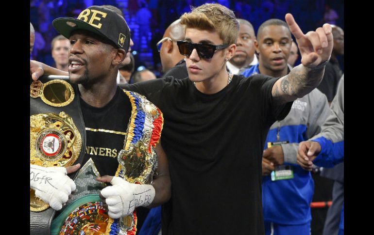 Justin Bieber (d) abraza a Mayweather Jr. AP /