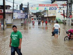 Miles de personas abandonaron sus hogares para protegerse de las lluvias. EFE /