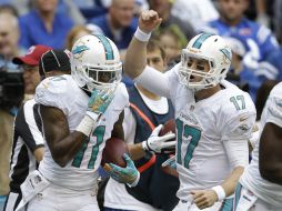 Ryan Tannehill (17) se conectó con Mike Wallace (11) para una anotación de los Delfines. AP /