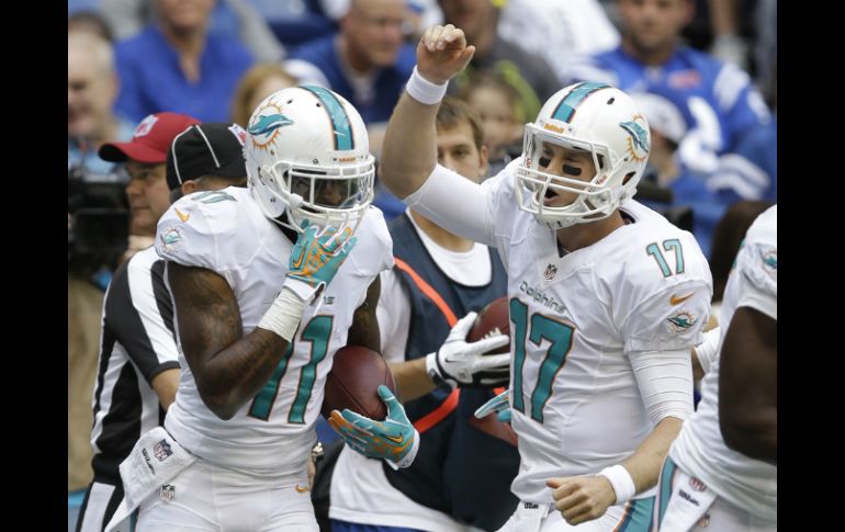 Ryan Tannehill (17) se conectó con Mike Wallace (11) para una anotación de los Delfines. AP /