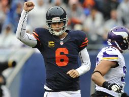 Jay Cutler (6) comandó a los Osos hacia una agónica victoria frente a los Vikingos. AP /