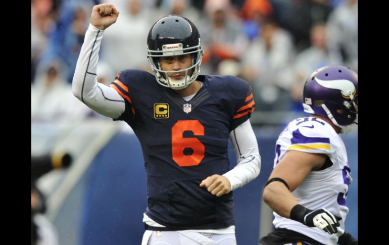 Jay Cutler (6) comandó a los Osos hacia una agónica victoria frente a los Vikingos. AP /