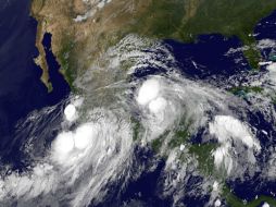 Vista del huracán ''Ingrid'' (d) y de la tormenta ''Manuel'' (i). AP /