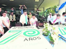 De fiesta. La comunidad universitaria del Tec de Monterrey parte el tradicional pastel.  /