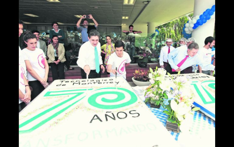 De fiesta. La comunidad universitaria del Tec de Monterrey parte el tradicional pastel.  /