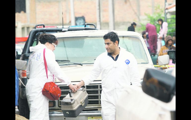 COLONIA MARCELINO GARCÍA BARRAGÁN. Personal forense trabaja en el lugar donde fueron atacadas a tiros las dos hermanas. EL INFORMADOR /