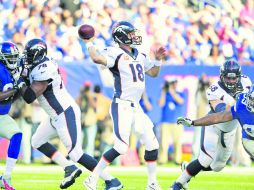 Peyton Manning ejecuta un pase. El mariscal de Denver completó 30 de 43 envíos y acumuló 307 yardas por aire. EFE /