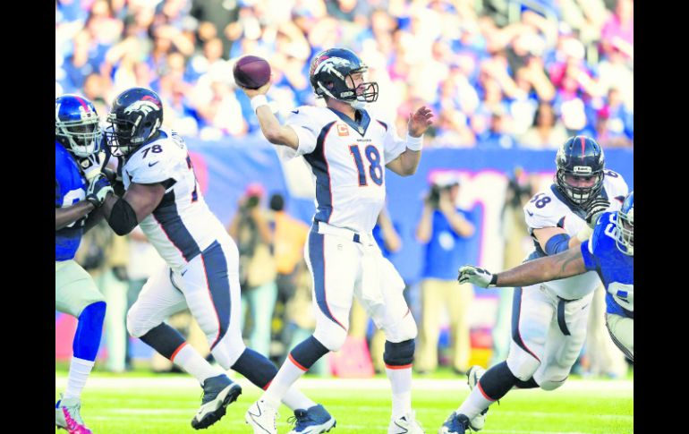 Peyton Manning ejecuta un pase. El mariscal de Denver completó 30 de 43 envíos y acumuló 307 yardas por aire. EFE /