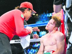 Saúl Álvarez escucha las instrucciones de su entrenador Eddy Reynoso durante el tercer episodio de la pelea del sábado. AP /