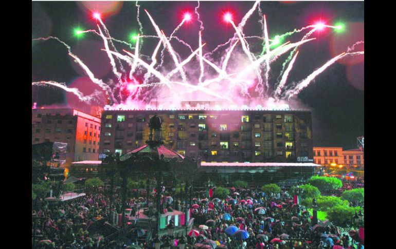 ¡Viva jalisco, viva méxico!.El gobernador dio el tradicional Grito de Independencia desde el balcón de Palacio de Gobierno. EL INFORMADOR /