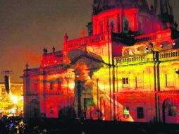 La fiesta de Guadalajara incluyó un espectáculo sobre la historia mexicana proyectado en la fachada de la Catedral Metropolitana. EL INFORMADOR /