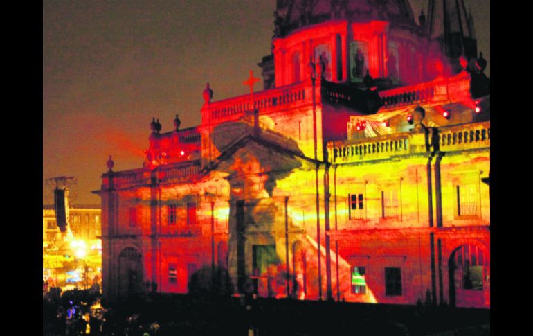 La fiesta de Guadalajara incluyó un espectáculo sobre la historia mexicana proyectado en la fachada de la Catedral Metropolitana. EL INFORMADOR /