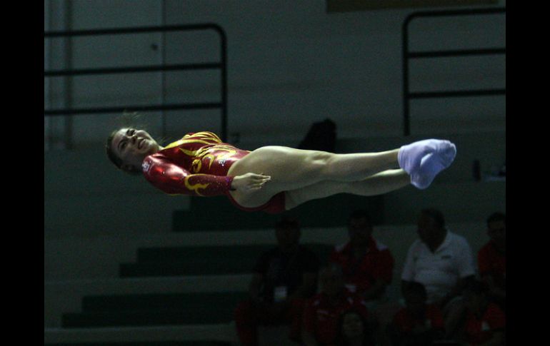 La tapatía Carolina Navarro durante su participación en la Copa del Mundo de gimnasia de trampolín. Tomada de conade.gob.mx ESPECIAL /