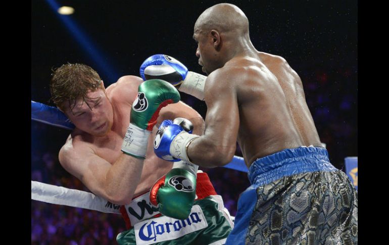 Pese a que el ''Canelo'' tiró más golpes que Mayweather, su porcentaje de efectividad fue más bajo. ARCHIVO /