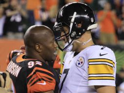 Jamex Harrison (92) de Cincinnati encara al QB de los Acereros de Pittsburgh, Ben Roethlisberger (7). AP /