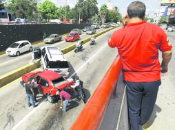 BLOQUEO. Policías viales auxilian a los automovilistas involucrados en un percance sobre Avenida López Mateos. EL INFORMADOR /