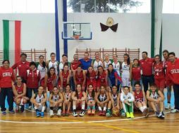 Andinas y mexicas posan para la foto del recuerdo en el Gimnasio de la Secretaría de la Defensa Nacional. ESPECIAL /