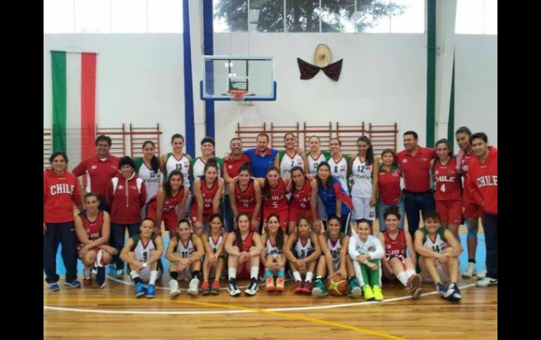 Andinas y mexicas posan para la foto del recuerdo en el Gimnasio de la Secretaría de la Defensa Nacional. ESPECIAL /