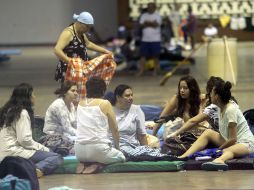 Turistas varados en Acapulco pasan la noche en un refugio. AFP /