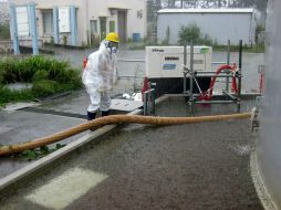 El agua es vertida por temor de que las lluvias provocadas por el paso del tifón Man-yi agraven la situación. AFP /