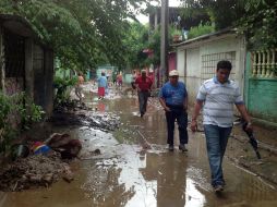 Los damnificados intentan rescatar lo poco que quedó después de la inundación. NTX /