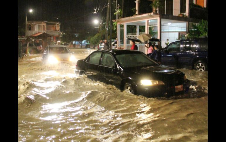 Durante un huracán autoridades piden a la sociedad estar atenta a recomendaciones y acatarlas de inmediato. EFE /