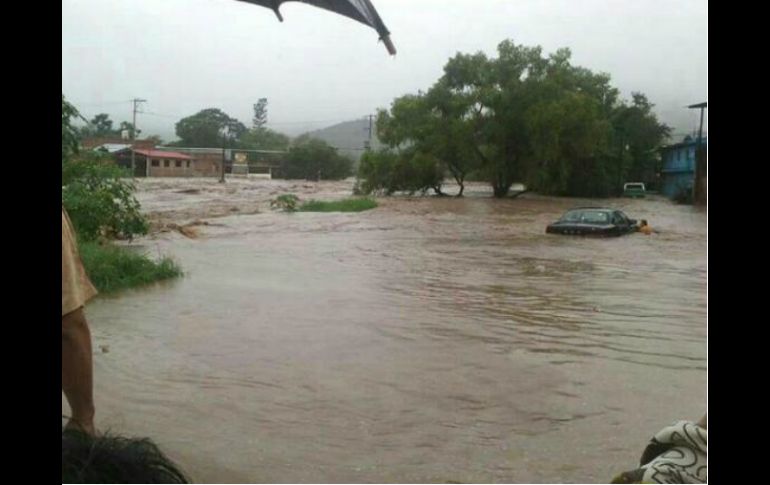 Aspecto de un poblado inundado por afectaciones a . Imagen tomada de @AndreyGM_Online. ESPECIAL /