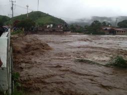 En Tamazula de Gordiano, las inundaciones hicieron que colapsara el puente Contla. TOMADA DE @networksnews  /