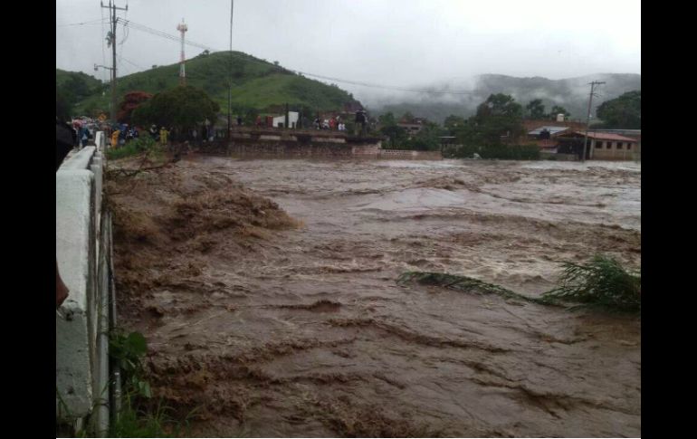 En Tamazula de Gordiano, las inundaciones hicieron que colapsara el puente Contla. TOMADA DE @networksnews  /